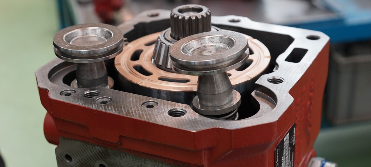 Moteur Linde à pistons en cours de remontage